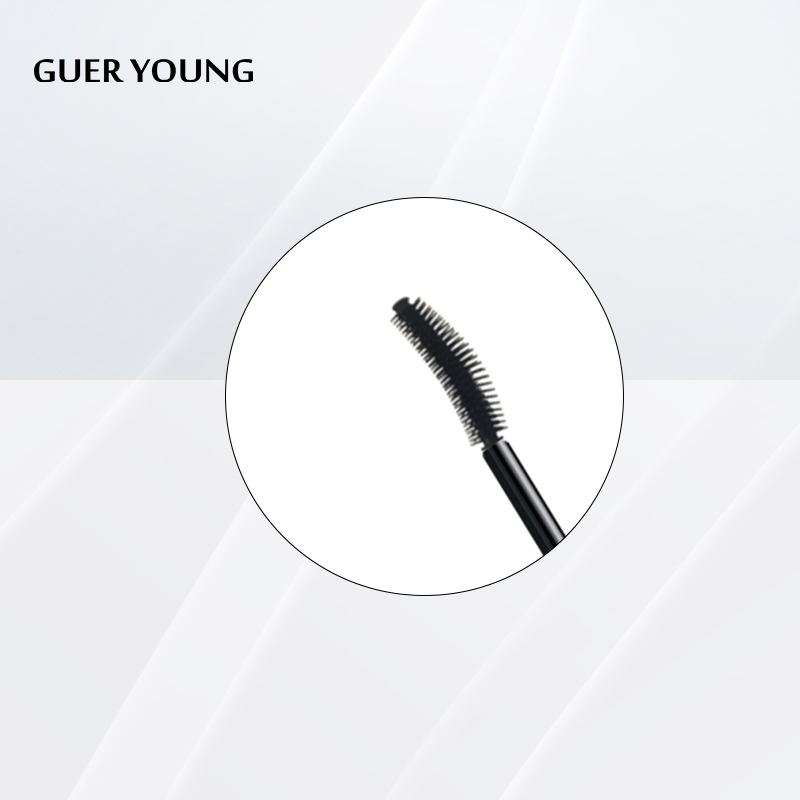 Brosse mascara silicone en croissant pour la définition