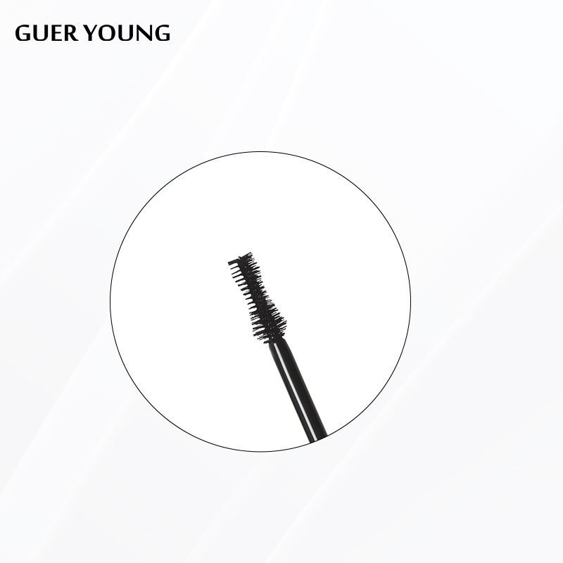 Brosse mascara en forme de gourde pour un résultat volume