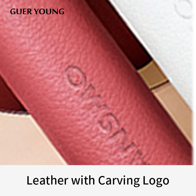 Finition texture cuir avec logo gravé